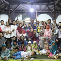 Potret Kebersamaan Mahasiswa Sisfor dengan senyuman adik - adik yang mampu pecahkan tawa Potret Kebersamaan Mahasiswa Sisfor dengan senyuman adik - adik yang mampu pecahkan tawa