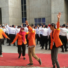 Mahasiswa Baru dan Panitia menari diiringi oleh Jingle UISI