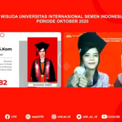Juliana Kristi pada sesi pembacaan wisudawan terbaik Juliana Kristi pada sesi pembacaan wisudawan terbaik