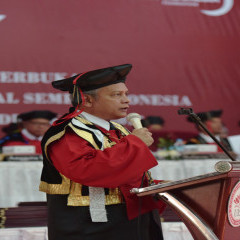 Rektor Universitas Internasional Semen Indonesia Prof. Dr. Ing. Herman Sasongko saat berpidato
