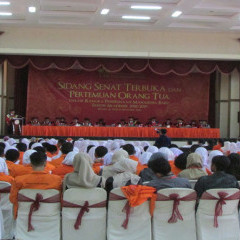 Pembukaan Sidang Senat Terbuka oleh Rektor UISI dengan penerimaan mahasiswa baru.