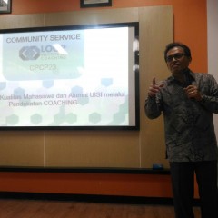 Johan Samudra sedang memaparkan materi coaching ke Mahasiswa dan Alumni UISI Johan Samudra sedang memaparkan materi coaching ke Mahasiswa dan Alumni UISI