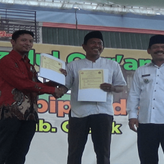 Penyerahan MoU oleh Ahmad Dahlan Malik, B. A. (Hons)., M. Ec., kepada Kepala Desa Sambipondok Mashud Penyerahan MoU oleh Ahmad Dahlan Malik, B. A. (Hons)., M. Ec., kepada Kepala Desa Sambipondok Mashud