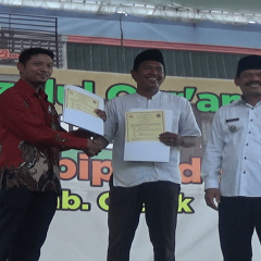 Penyerahan MoU oleh Ahmad Dahlan Malik, B. A. (Hons)., M. Ec., kepada Kepala Desa Sambipondok Mashud