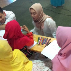 Potrait staff Hublu Himateklog yang sedang mendampingi adik di Panti Asuhan Nurul Ulum menggambar Potrait staff Hublu Himateklog yang sedang mendampingi adik di Panti Asuhan Nurul Ulum menggambar