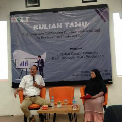 Ir. Satria Gentur Pinandita sedang memaparkan materi di Depan Panggung Auditorium Kampus B Ir. Satria Gentur Pinandita sedang memaparkan materi di Depan Panggung Auditorium Kampus B
