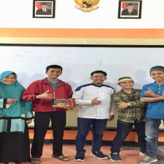 Muhammad Suhail Bahasuan bersama beberapa peserta yang antusias dalam kajian keilmuan tematik Muhammad Suhail Bahasuan bersama beberapa peserta yang antusias dalam kajian keilmuan tematik