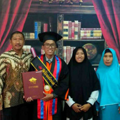 Senyum bahagia Abu Rizal Arifiansyah bersama keluarga Senyum bahagia Abu Rizal Arifiansyah bersama keluarga