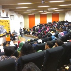 Senior Fotografer Jawa Pos menyampaikan materi yang dibahas dalam talkshow inspiratif. Senior Fotografer Jawa Pos menyampaikan materi yang dibahas dalam talkshow inspiratif.