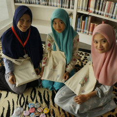 Tim mahasiswa Informatika yang menunjukkan produk  Belum Nemu berupa tote bag dan gantungan kunci Tim mahasiswa Informatika yang menunjukkan produk  Belum Nemu berupa tote bag dan gantungan kunci