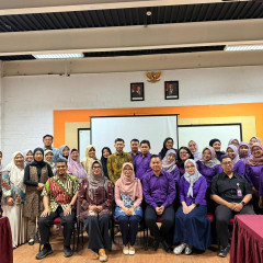 Delegasi UISI dan UNITRI berfoto bersama usai studi banding penjaminan mutu di Ruang Aula Kampus B