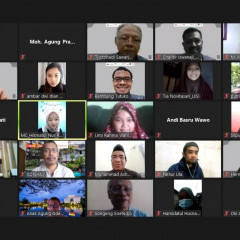 Potret kegiatan saat sesi foto bersama dengan pembicara Potret kegiatan saat sesi foto bersama dengan pembicara