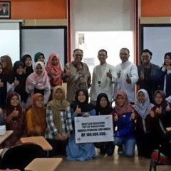 Penerima beasiswa UISI bersama pihak LAZNAS BSM Penerima beasiswa UISI bersama pihak LAZNAS BSM