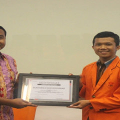 Pemberian sertifikat penghargaan oleh ketua pelaksana kepada Budiana Nur Rohmad selaku pemateri