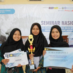 3 mahasiswa Ekonomi Syariah Raih juara harapan 1 Lomba Karya Tulis Ilmiah di Universitas Trunojoyo 3 mahasiswa Ekonomi Syariah Raih juara harapan 1 Lomba Karya Tulis Ilmiah di Universitas Trunojoyo