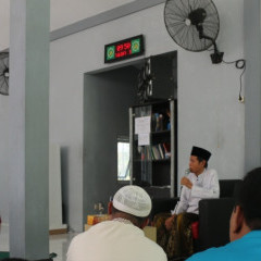K.H. M. Mansur Shodiq sebagai penceramah dalam acara peringatan Isra' Mi'raj UISI K.H. M. Mansur Shodiq sebagai penceramah dalam acara peringatan Isra' Mi'raj UISI