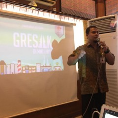 Pak Bambang sedang melakukan presentasi FGD City Branding yang berjudul  Pak Bambang sedang melakukan presentasi FGD City Branding yang berjudul