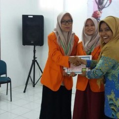 Selvi Susilowati (kiri) dan Wasi’atul Wafiyah Ketika Meraih Predikat Esai Terbaik Tingkat Nasional. Selvi Susilowati (kiri) dan Wasi’atul Wafiyah Ketika Meraih Predikat Esai Terbaik Tingkat Nasional.