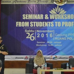 Prof. Insan Purwarisya senior vice president HRD PT Pertamina memberikan materi kepada mahasiswa Prof. Insan Purwarisya senior vice president HRD PT Pertamina memberikan materi kepada mahasiswa