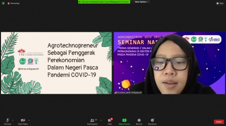 Potret Laras Widyaputri sebagai pembicara saat menyampaikan materi Potret Laras Widyaputri sebagai pembicara saat menyampaikan materi