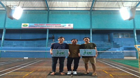 Kedua pemenang kompetisi badminton kategori tunggal putra Kedua pemenang kompetisi badminton kategori tunggal putra