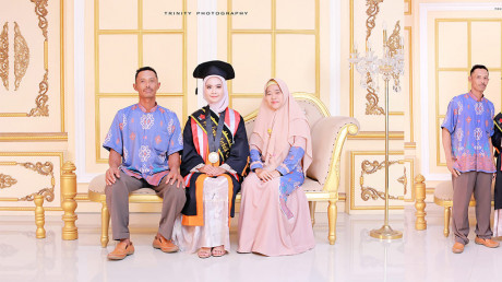 Sosok Arini Suciati Maulidiah, wisudawan terbaik program studi Ekonomi Syariah UISI bersama orangtua