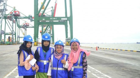 Ekspresi Dosen dan Mahasiswa Informatika UISI sedang melakukan Penelitian Riset di Teluk Lamong