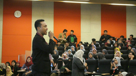 Suasana di dalam Auditorium Kampus B UISI bersama pembicara dari Bukalapak.