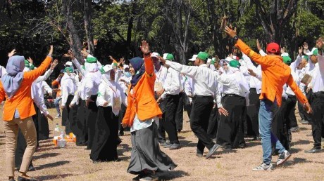 Mahasiswa baru dan panitia menari diiringi jingle UISI