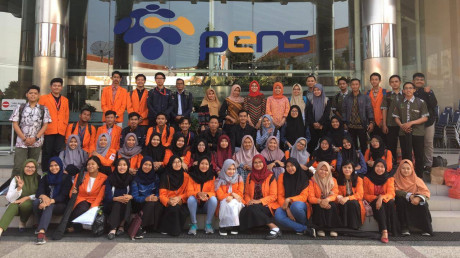 Potret keseluruhan tim bersama para dosen pembimbing setelah kegiatan monev selesai Potret keseluruhan tim bersama para dosen pembimbing setelah kegiatan monev selesai