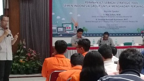 Senior Vice President PT. Semen Indonesia, Ir. Mat Sulkan, M.M. memberi arahan bagi mahasiswa Senior Vice President PT. Semen Indonesia, Ir. Mat Sulkan, M.M. memberi arahan bagi mahasiswa