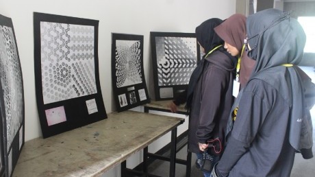 foto saat pengunjung menikmati hasil karya mahasiswa UISI, prodi DKV.