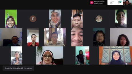 Dr. Kamia Handayani bersama para peserta dan Moderator, Niswatun Faria, S.T., M.Sc. Dr. Kamia Handayani bersama para peserta dan Moderator, Niswatun Faria, S.T., M.Sc.