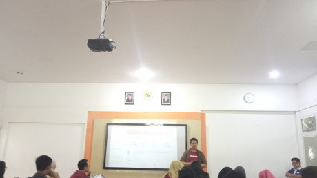 Yohanes Dwi Putra berikan informasi terkait sistem e-commerce Bukalapak di salah satu kelasnya Yohanes Dwi Putra berikan informasi terkait sistem e-commerce Bukalapak di salah satu kelasnya