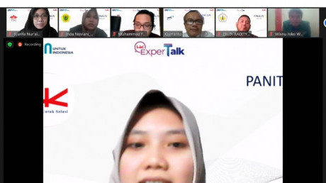 Potret Syarifa -pojok kiri atas- pada saat mengikuti tahap final HK Expert Talk 2021. Potret Syarifa -pojok kiri atas- pada saat mengikuti tahap final HK Expert Talk 2021.