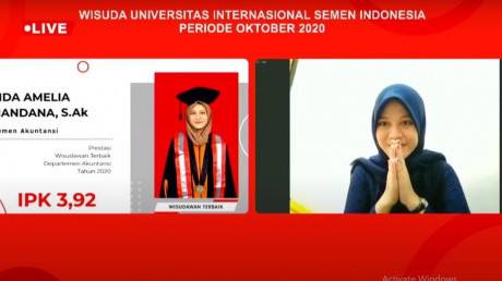 Senyum lega Wanda Amelia Prihandana saat dinobatkan menjadi wisudawan terbaik akuntansi Senyum lega Wanda Amelia Prihandana saat dinobatkan menjadi wisudawan terbaik akuntansi