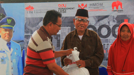 Kegembiraan warga Wringinanom dalam serah terima Donatio Bag Kegembiraan warga Wringinanom dalam serah terima Donatio Bag