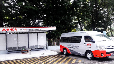 Shuttle Car yang beroperasi di Halte Pos 1 Shuttle Car yang beroperasi di Halte Pos 1