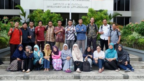 Tikno (atas, kelima dari kiri) bersama para peserta lain program PKBI di Yogyakarta Tikno (atas, kelima dari kiri) bersama para peserta lain program PKBI di Yogyakarta