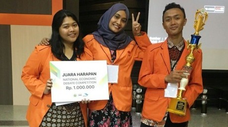 Vanesssa, Bella, dan Bayu berhasil meraih juara harapan di Universitas Negeri Malang
