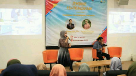 Sesi ketika pemateri menyampaikan wawasan seputar kewirausahaan. Sesi ketika pemateri menyampaikan wawasan seputar kewirausahaan.