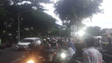 LDK bersama Marketing membagikan takjil untuk masyarakat LDK bersama Marketing membagikan takjil untuk masyarakat