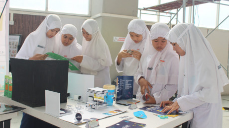 Para siswa SMP yang ingin tahu mengenai desain kemasan Para siswa SMP yang ingin tahu mengenai desain kemasan