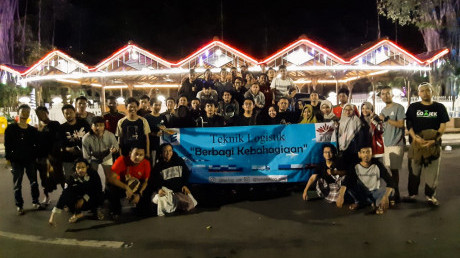 Foto bersama mahasiswa teknik logistik di Alun - Alun Kota Gresik dalam rangka  Foto bersama mahasiswa teknik logistik di Alun - Alun Kota Gresik dalam rangka