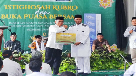 Peresmian zakat day pada istighosah kubro oleh rektor UISI