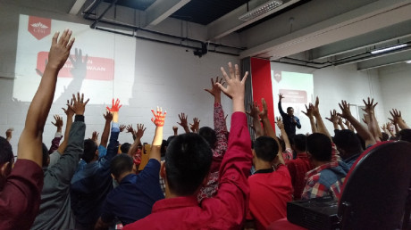 Serentak angkat tangan, mahasiswa baru tunjukkan kesiapan memulai karir sejak awal
