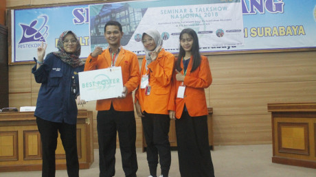 Zhafira, Hendra, dan Caca saat penobatan Best Poster pada ASSC 2018 di Universitas Negeri Surabaya