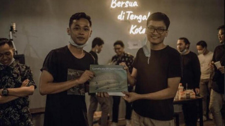 Potret Indra dengan senyum menawannya atas kemenangan yang diraih Potret Indra dengan senyum menawannya atas kemenangan yang diraih