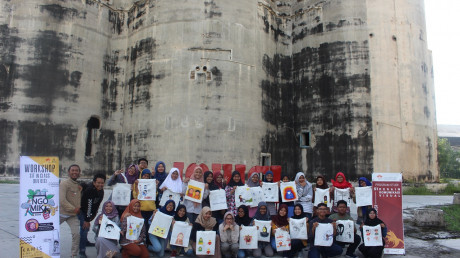 Para peserta yang menunjukkan hasil komik dalam media tote bag Para peserta yang menunjukkan hasil komik dalam media tote bag