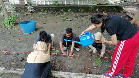 Salah satu dari serangkaian kegiatan Greenery and Healthy yaitu menanam tanaman di Kampus C UISI Salah satu dari serangkaian kegiatan Greenery and Healthy yaitu menanam tanaman di Kampus C UISI